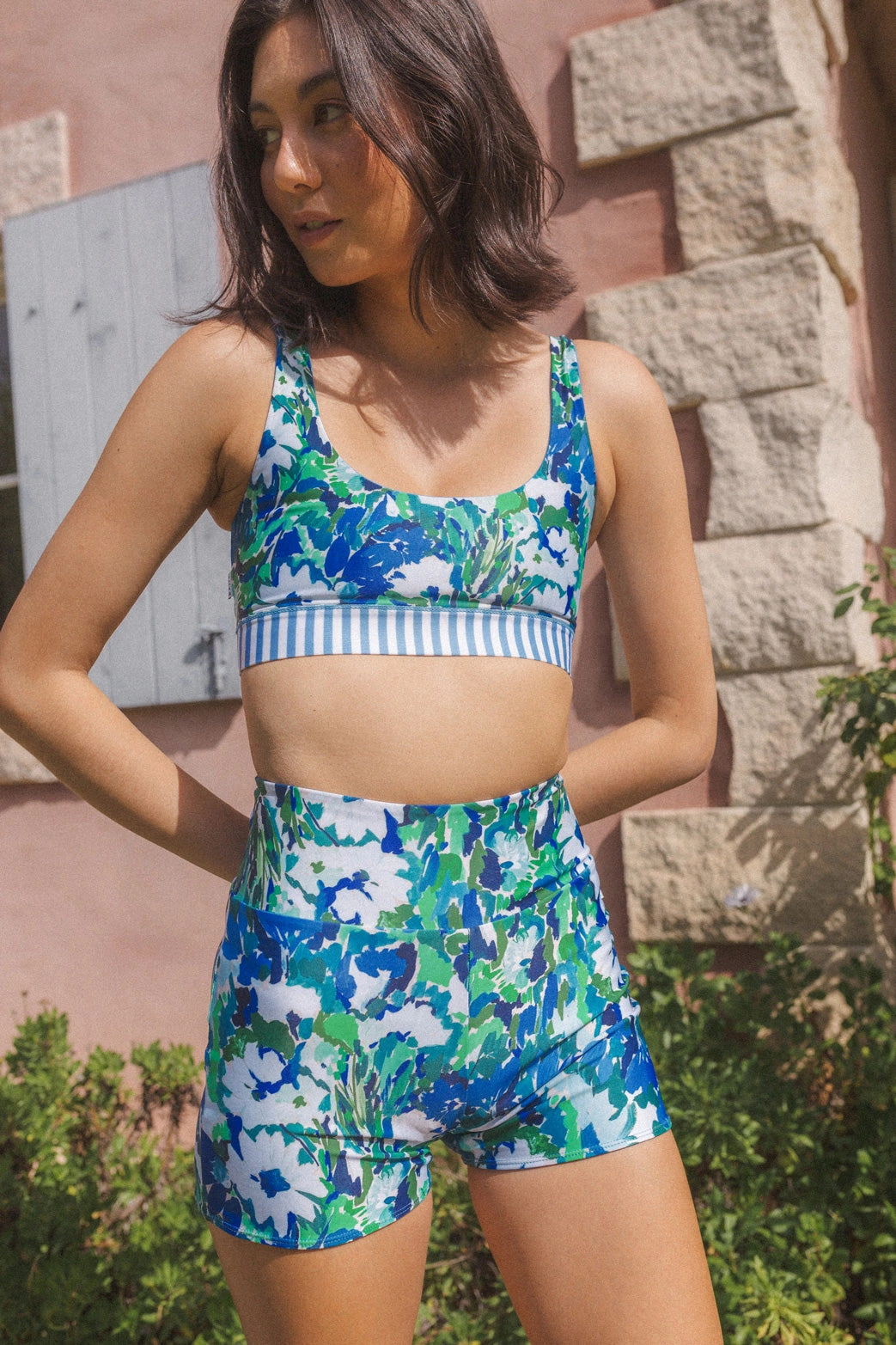 Andi Monet: ¡Edición Limitada! Shorts Reversibles de Verano, Arte y Playa en Uno.